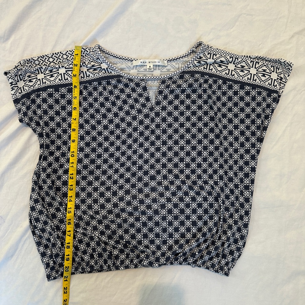 Patterned Keyhole Top - Picture 4 of 8